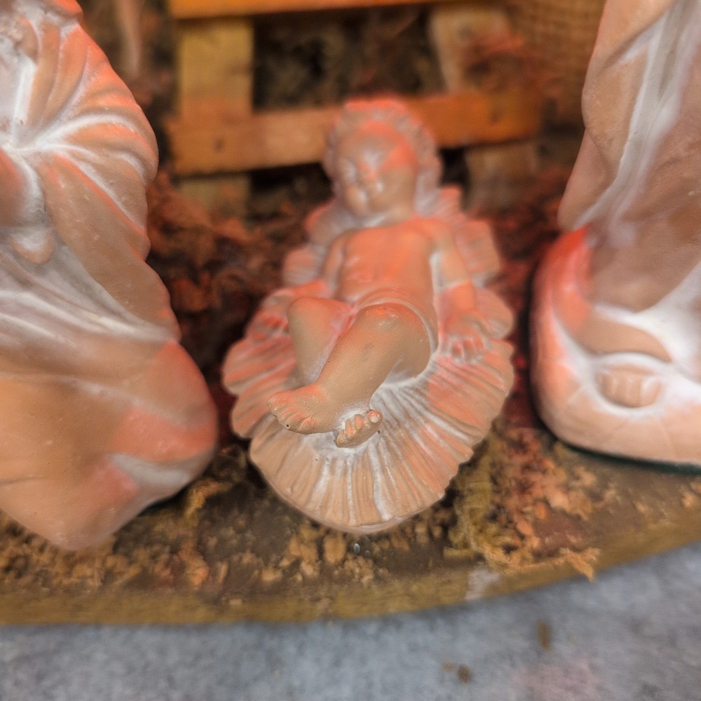 Lighted Wooden Nativity Stable with 11 Terracotta Style Figurines Christmas Set - Picture 6 of 16